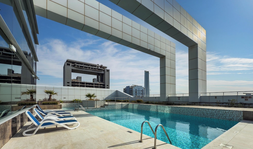LUX The JLT Gold Crest Suite