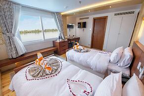 Dahabiya Azhar II Luxury Cruise