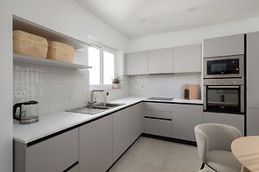 Modern & Central 2 BR Ensuite Retreat