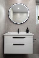 Modern & Central 2 BR Ensuite Retreat