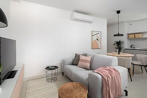Modern & Central 2 BR Ensuite Retreat