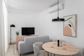Modern & Central 2 BR Ensuite Retreat