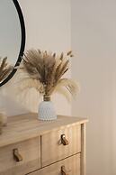 Modern & Central 2 BR Ensuite Retreat