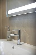 Modern & Central 2 BR Ensuite Retreat