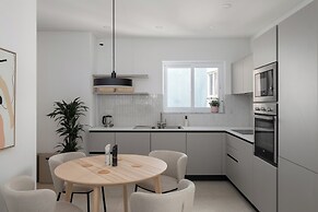 Modern & Central 2 BR Ensuite Retreat