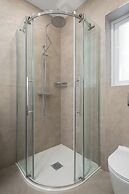Modern & Central 2 BR Ensuite Retreat