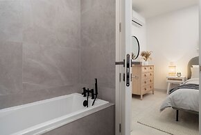 Modern & Central 2 BR Ensuite Retreat