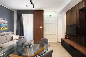 Modern 1BD Maisonette & Private BackYard