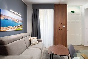 Modern 1BD Maisonette & Private BackYard