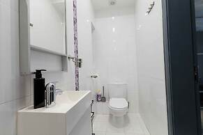 Modern 3BD Apartment with Wide Balcony