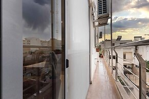 Modern 3BD Apartment with Wide Balcony