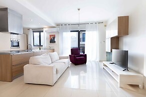 Modern 3BD Apartment with Wide Balcony