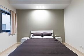 Modern 3BD Apartment with Wide Balcony