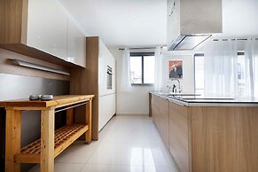 Modern 3BD Apartment with Wide Balcony
