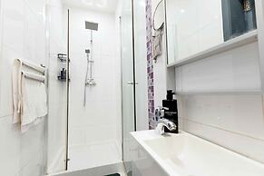 Modern 3BD Apartment with Wide Balcony