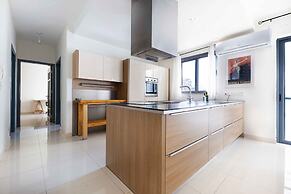 Modern 3BD Apartment with Wide Balcony