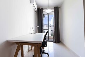 Modern 3BD Apartment with Wide Balcony