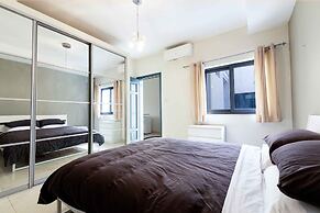 Modern 3BD Apartment with Wide Balcony