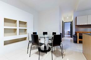 Modern 3BD Apartment with Wide Balcony