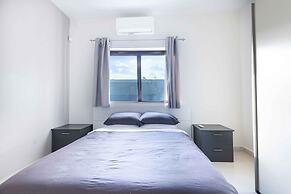 Modern 3BD Apartment with Wide Balcony