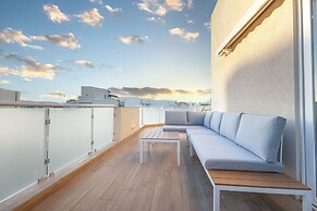 Luxury PH - Terrace & Jacuzzi & Sunbeds