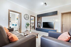 Luxury PH - Terrace & Jacuzzi & Sunbeds