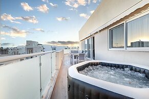 Luxury PH - Terrace & Jacuzzi & Sunbeds