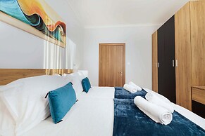 Luxury PH - Terrace & Jacuzzi & Sunbeds