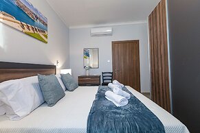 Luxury PH - Terrace & Jacuzzi & Sunbeds