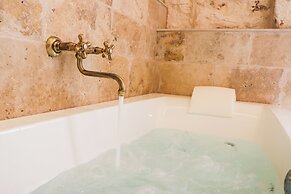 Traditional Maisonette - Yard & Jacuzzi