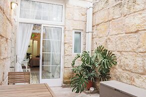 Traditional Maisonette - Yard & Jacuzzi
