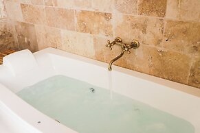 Traditional Maisonette - Yard & Jacuzzi
