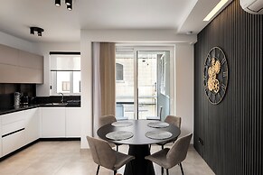 Modern Stylish 2BR APT With 2 Balconies