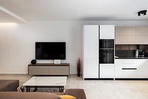 Modern Stylish 2BR APT With 2 Balconies