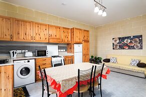 Traditional 2BR - Terrace Country Views