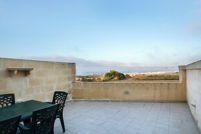 Traditional 2BR - Terrace Country Views