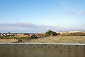 Traditional 2BR - Terrace Country Views