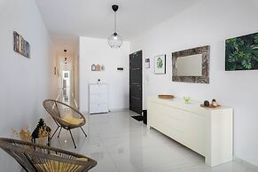 3BR Country Retreat with Large Terrace