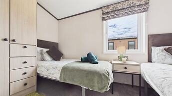 Bumblebee - 2 Bedroom Lodge - Manorbier