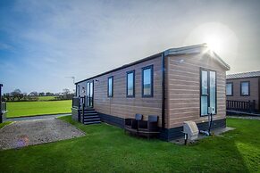 Bumblebee - 2 Bedroom Lodge - Manorbier