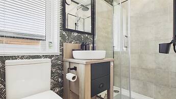 Bumblebee - 2 Bedroom Lodge - Manorbier