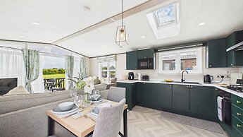 Bumblebee - 2 Bedroom Lodge - Manorbier