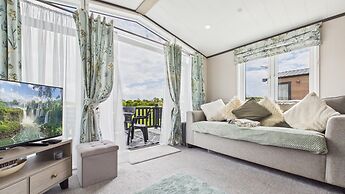 Bumblebee - 2 Bedroom Lodge - Manorbier