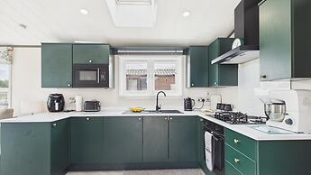 Bumblebee - 2 Bedroom Lodge - Manorbier