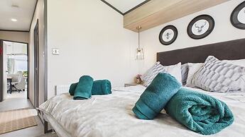 Bumblebee - 2 Bedroom Lodge - Manorbier