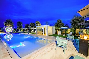 7br Luxury Villa - Pool, Garden & Parking