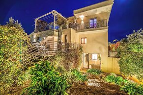 7br Luxury Villa - Pool, Garden & Parking