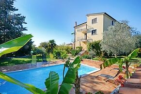 Flat With Pool Close to Kanegra Beach