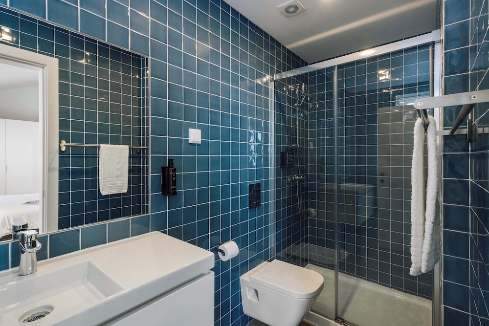 Lisbon Oriente Suites by Olala Homes
