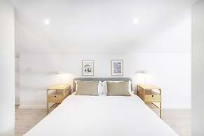 Lisbon Oriente Suites by Olala Homes